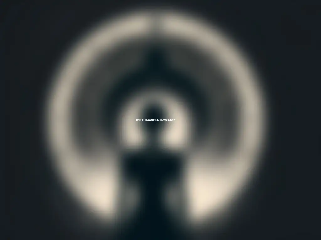 Portal misterioso: Silueta en blanco y negro frente a un mundo desconocido Cartel misterioso en blanco y negro de película sobre cultos y sectas con figura ante portal esotérico brillante y símbolos en las paredes